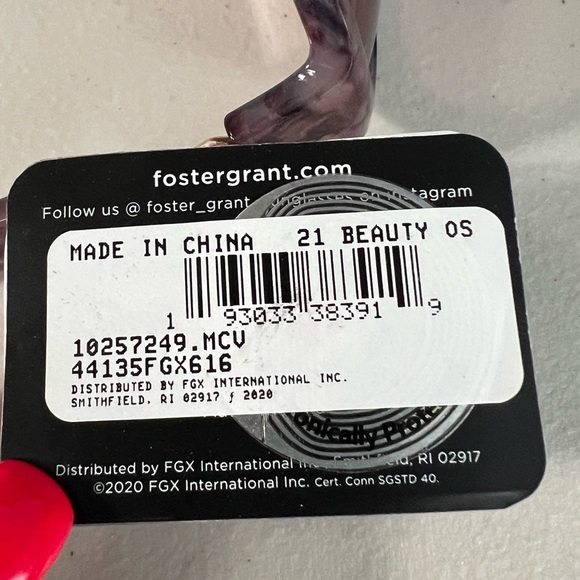 Foster Grant 100% UVA-UVB Protection Purple Marble Sunglasses With Hearts - Picture 6 of 6